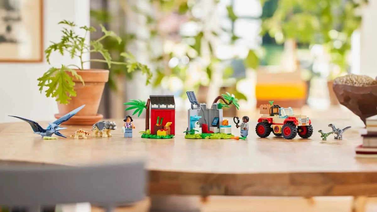 Jurassic World LEGO baby dino rescue